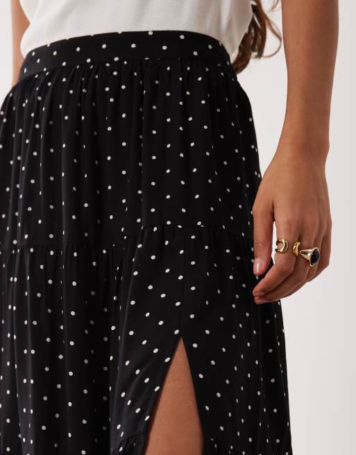Miss Selfridge Petite – Gestufter Maxirock aus gesponnenem Stoff mit Punktemuster, 3 von 5