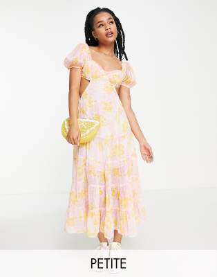 Miss Selfridge Petite - Gestuftes Maxikleid aus Chiffon mit Blumenmuster in Rosa und Schleife hinten