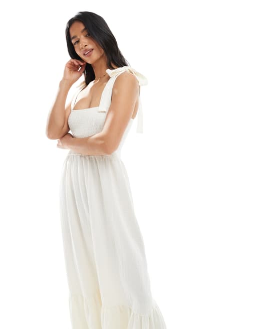 Miss Selfridge Petite – Gestuftes Maxikleid aus Seersucker in Vanille mit Bindeträgern, 2 von 4