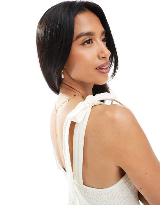 Miss Selfridge Petite – Gestuftes Maxikleid aus Seersucker in Vanille mit Bindeträgern, 3 von 4