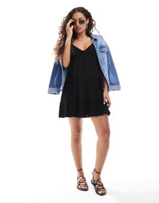 Miss Selfridge Petite - Gestuftes Mini-Trägerkleid aus grob gewebter Baumwolle in Schwarz