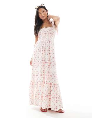 Miss Selfridge Petite - Gestuftes Seersucker-Maxikleid mit gebundenen Trägern und Halstuch-Print-Bunt