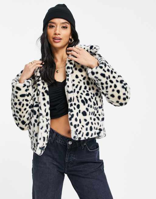 Miss Selfridge Petite - Giacca in pelliccia sintetica a pois neri, 2 di 4