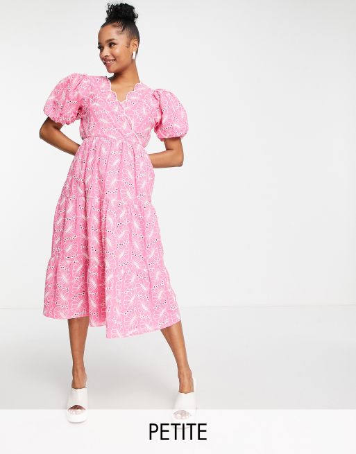 Miss Selfridge Petite – Jaskraworóżowa kopertowa sukienka midi z haftem angielskim 