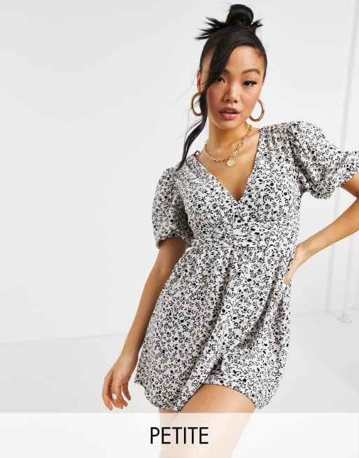 Miss Selfridge Petite - Jurk met wijduitlopend model en V-hals en fijne print in zwart en wit