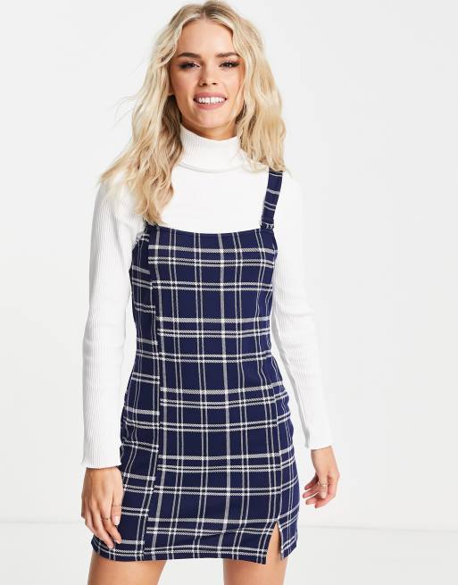 Miss Selfridge Petite – Kariertes Latzkleid in Marineblau, 3 von 4