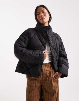Miss Selfridge Petite - Kurze Oversize-Steppjacke in Schwarz mit hohem Kragen