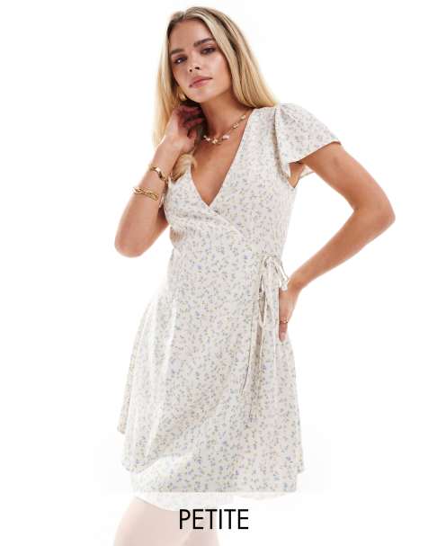 Miss Selfridge Petite – Kurzes, gewickeltes Freizeitkleid mit Blümchenprint - view 1
