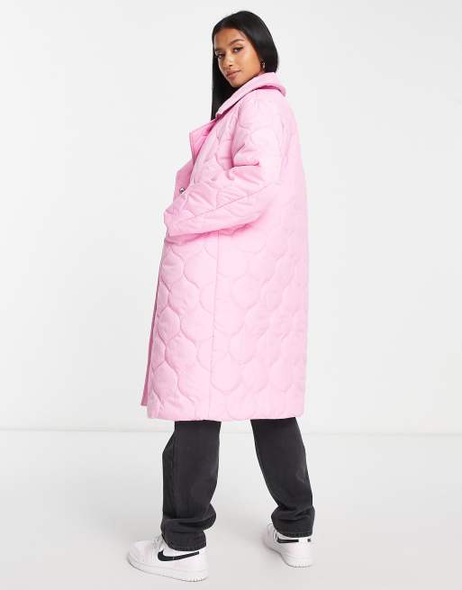 Miss Selfridge Petite – Lang geschnittener Steppmantel in Rosa , 2 von 4