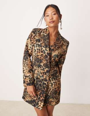 Miss Selfridge Petite - Lang geschnittenes Blazer-Kleid mit Animalprint-Bunt