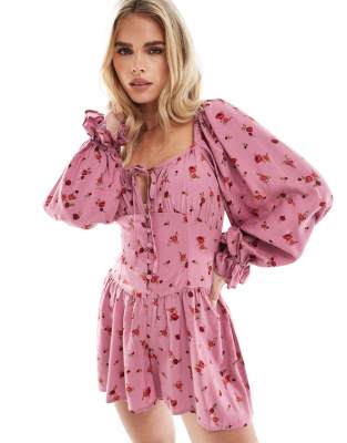 Miss Selfridge Petite - Langärmliger Playsuit in Rosa mit Blümchenmuster-Bunt