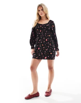 Miss Selfridge Petite - Langärmliges Mini-Freizeitkleid mit Blümchenmuster-Bunt