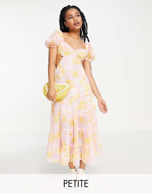Miss Selfridge Petite - Lange gelaagde jurk van chiffon met strik achter in roze met bloemenprint 