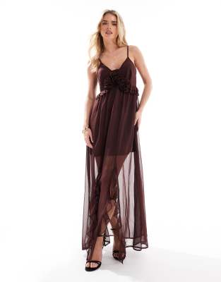 Miss Selfridge Petite - Langes Boho-Trägerkleid in Braun mit Ansteckblumenverzierung