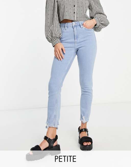 Miss Selfridge Petite – Lizzie – Eng geschnittene Jeans in hellblauer Waschung mit ausgefranstem Saum