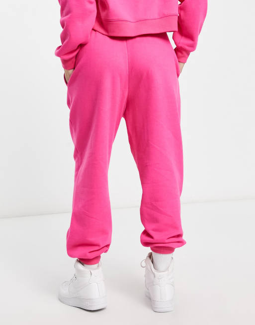 Miss Selfridge Petite – Lounge – Schmale Jogginghose in Rosa mit Emblem, 4 von 4