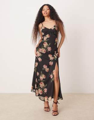 Miss Selfridge Petite - Maxi-Trägerkleid aus Chiffon mit übergroßem Rosenmuster und Spitzenbesatz-Bunt