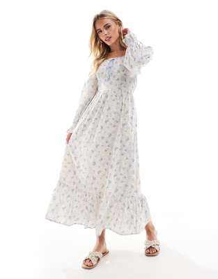 Miss Selfridge Petite - Maxikleid im Milchmädchen-Stil in Blau mit Blümchenmuster-Bunt
