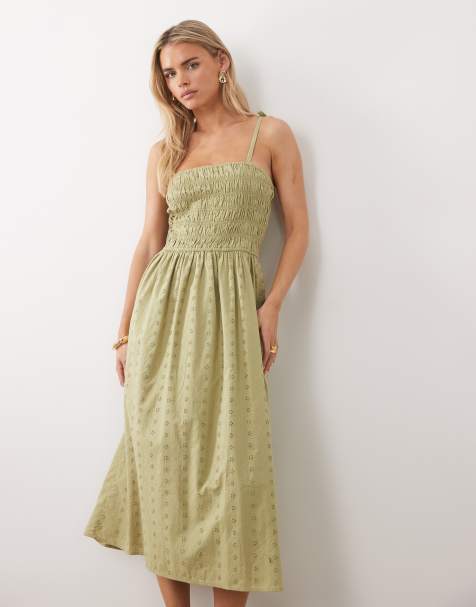 Miss Selfridge Petite – Maxikleid in Salbeigrün mit Lochstickerei und Riemchenträgern - view 1