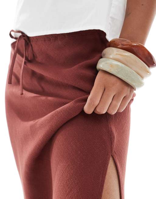 Miss Selfridge Petite – Maxirock in Burgunderrot mit Schrägschnitt, 3 von 5