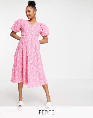 Miss Selfridge Petite - Midi-Wickelkleid in Pink mit Lochstickerei-Rosa