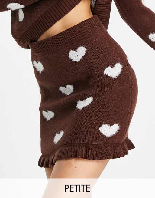 Miss Selfridge Petite - Mini-jupe à motif cœurs avec ourlet à volants - Chocolat