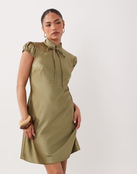 Miss Selfridge Petite – Minikleid aus Satin in Khaki mit Bindedetail am Ausschnitt - view 1