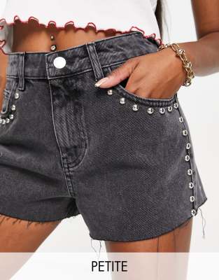 Miss Selfridge Petite - Mit Nieten besetzte Jeansshorts in verwaschenem Schwarz