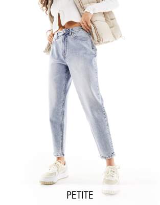 Miss Selfridge Petite - Mom-Jeans in hellblauer Acid-Waschung mit hohem Bund