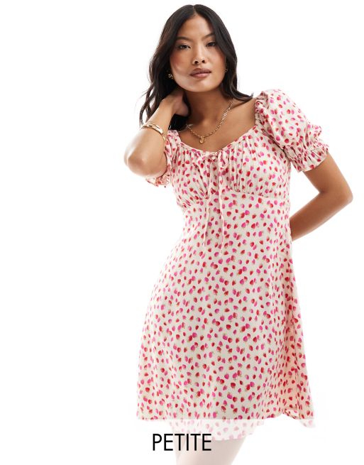 Miss Selfridge Petite - Nette mini jurk met gestrikte voorkant in aardbeienprint
