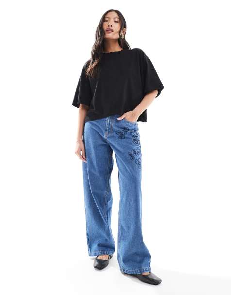 Miss Selfridge Petite – Niebieskie luźne jeansy z haftowanym kwiatowym wzorem - view 1