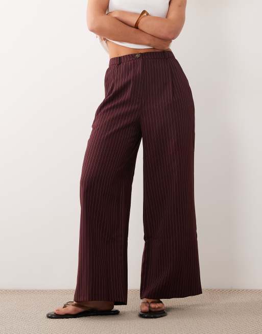 Miss Selfridge Petite - Pantalon à fines rayures - Bordeaux, 2 de 5