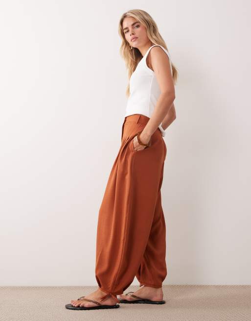 Miss Selfridge Petite - Pantalon ajusté coupe ballon - Rouille, 2 de 5