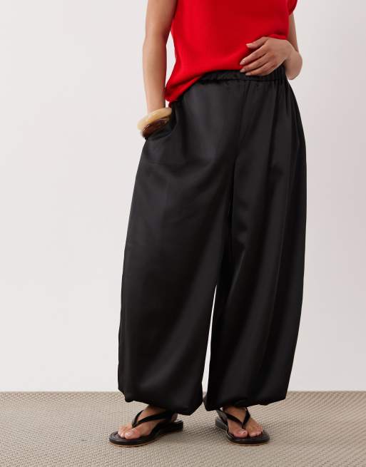 Miss Selfridge Petite - pantalón globo satinado negro, 3 de 5