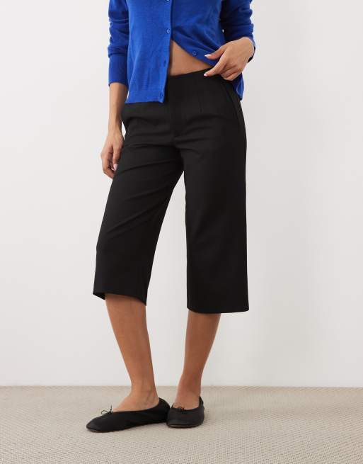 Miss Selfridge Petite pantaloni capri sartoriali svasati neri, 2 di 5