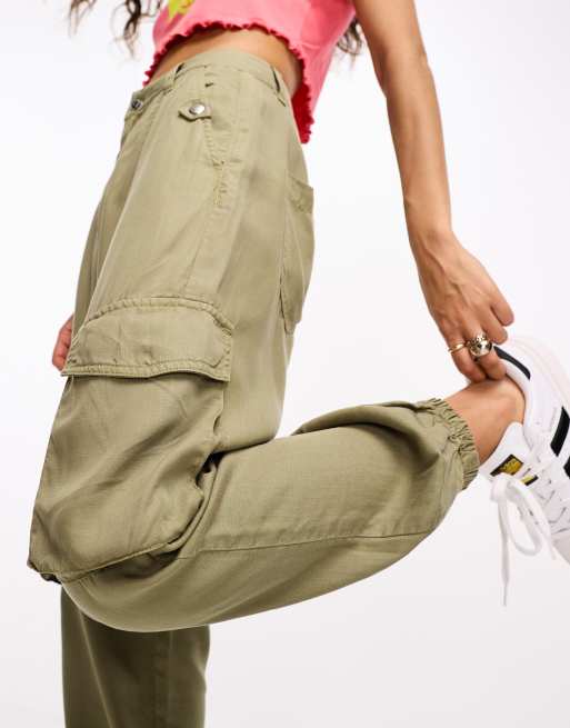 Miss Selfridge Petite - Pantaloni cargo kaki con fondo elasticizzato, 2 di 4