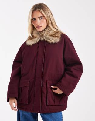 Miss Selfridge Petite - Parka in Burgunderrot mit Kragen aus Kunstpelz