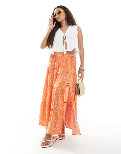 Miss Selfridge Petite Petite – Warstwowa pomarańczowa spódnica maxi z rozcięciem z boku w drobny kwiatowy wzór