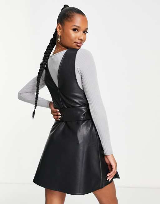 Miss Selfridge Petite – Pinny-Kleid aus Kunstleder in Schwarz mit Gürtel , 4 von 4