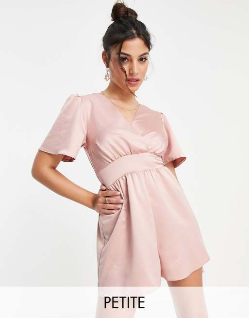 Miss Selfridge Petite – Playsuit aus Satin in Blush mit Flügelärmeln und Bindebändern hinten