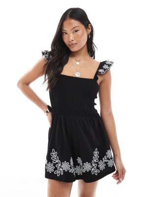 Miss Selfridge Petite - Playsuit in Schwarz mit Stickerei und Rüschen-Ärmeln