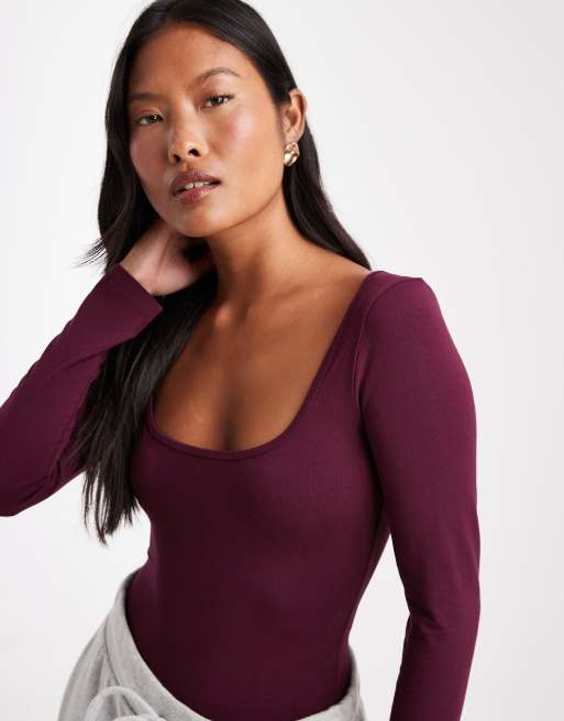 Miss Selfridge Petite – Plommonfärgad body med djup ringning, 3 av 4
