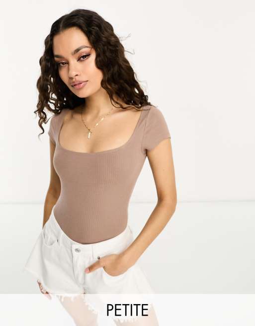Miss Selfridge Petite – Prążkowane body z dekoltem karo w kolorze mokki 