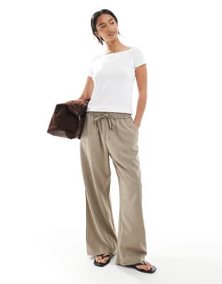 Miss Selfridge Petite - Relaxed-Fit-Jogginghose in Hellbraun mit Nadelstreifen