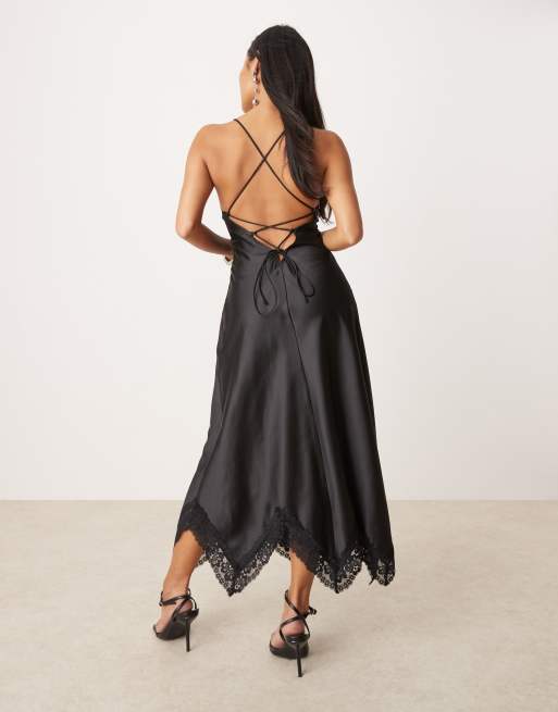 Miss Selfridge Petite - Robe longue en satin avec empiècement en dentelle - Noir, 3 de 4