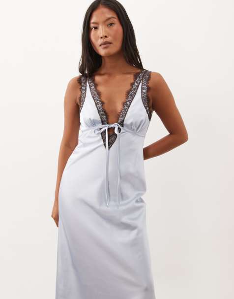 Miss Selfridge Petite robe longue en satin et dentelle à col V bleue - view 1