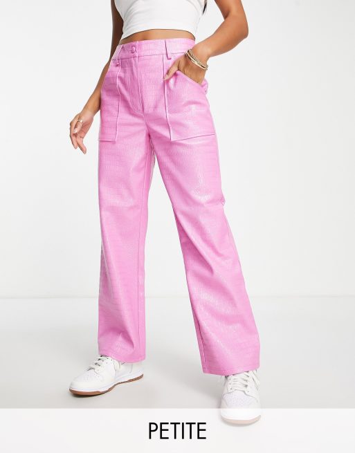 Miss Selfridge Petite – Rosa, lackade, krokodilskinnsmönstrade byxor med sidoslits
