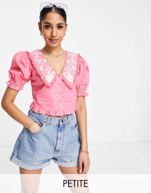Miss Selfridge Petite – Różowa bluzka z haftowanym wzorem i dużym kołnierzem