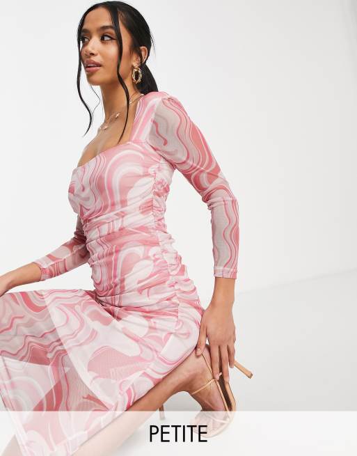 Miss Selfridge Petite – Różowa siateczkowa sukienka midi z marszczeniem i wzorem w esy-floresy 