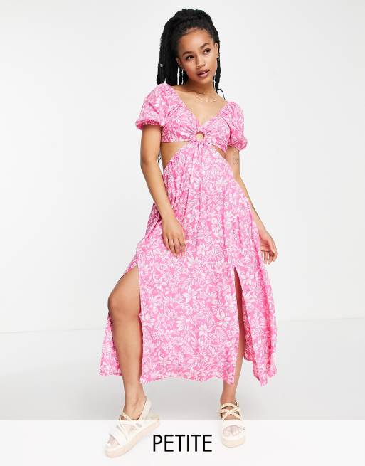 Miss Selfridge Petite – Różowa sukienka maxi w hibiskusy z wycięciem i ozdobnym pierścieniem 